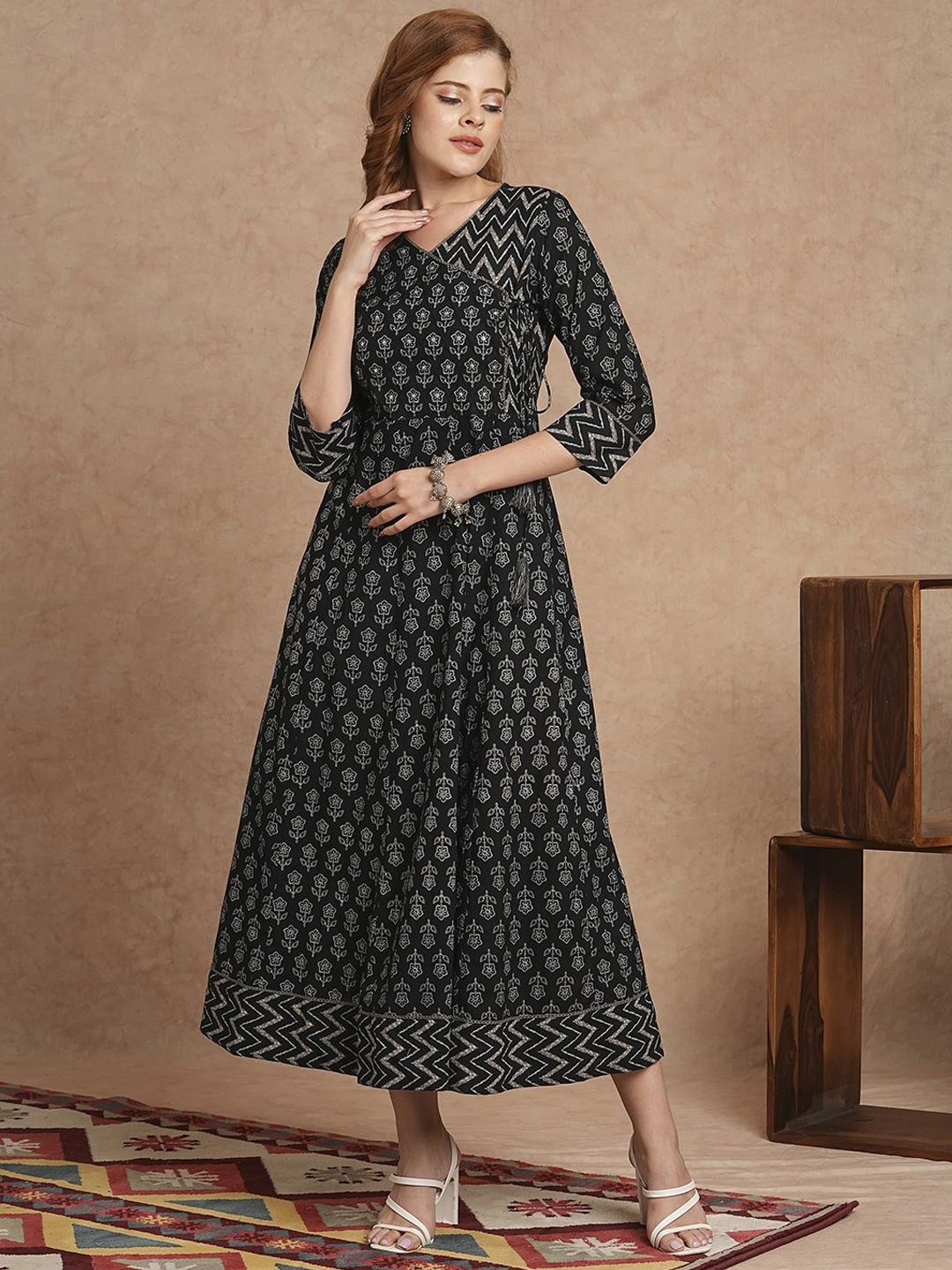 

INDYES Women Floral Printed Anarkali Kurta, Black