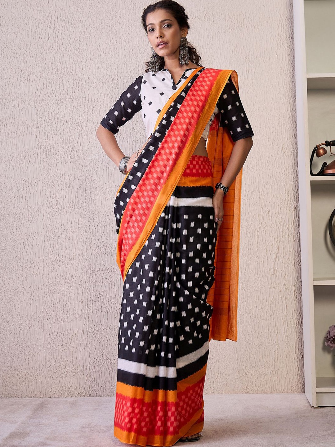 

KALINI Women Geometric Printed Pochampally Saree, Black