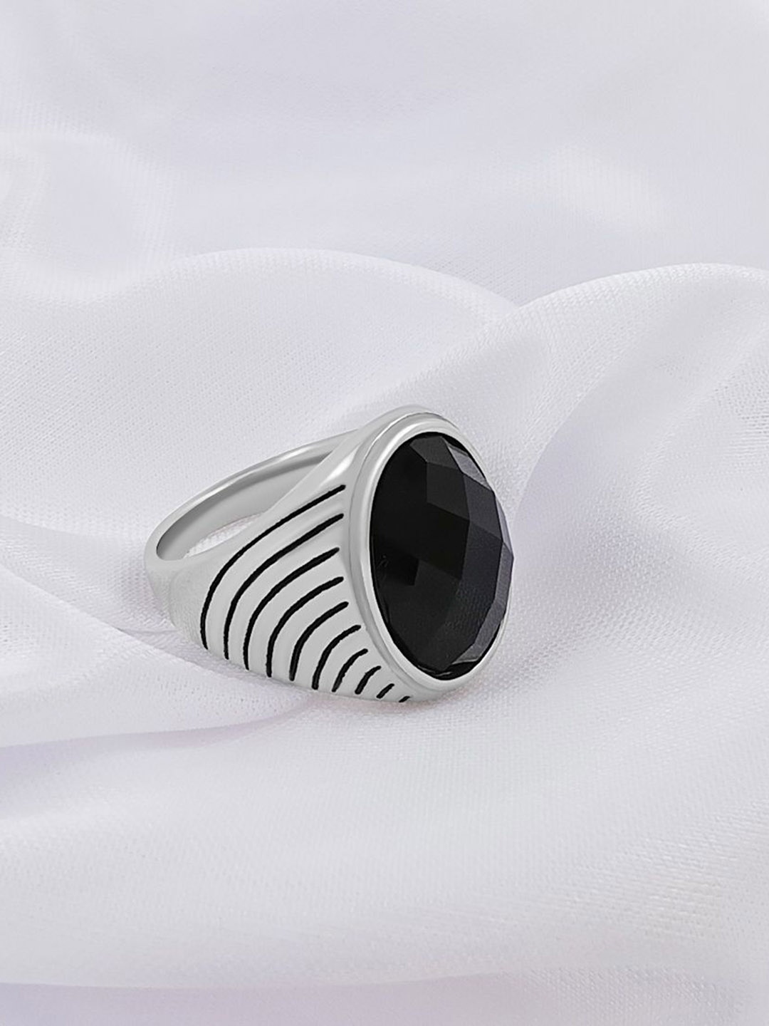 

Saizen Men 925 Sterling Silver-Plated Onyx Stone Studded Intricate Finger Ring