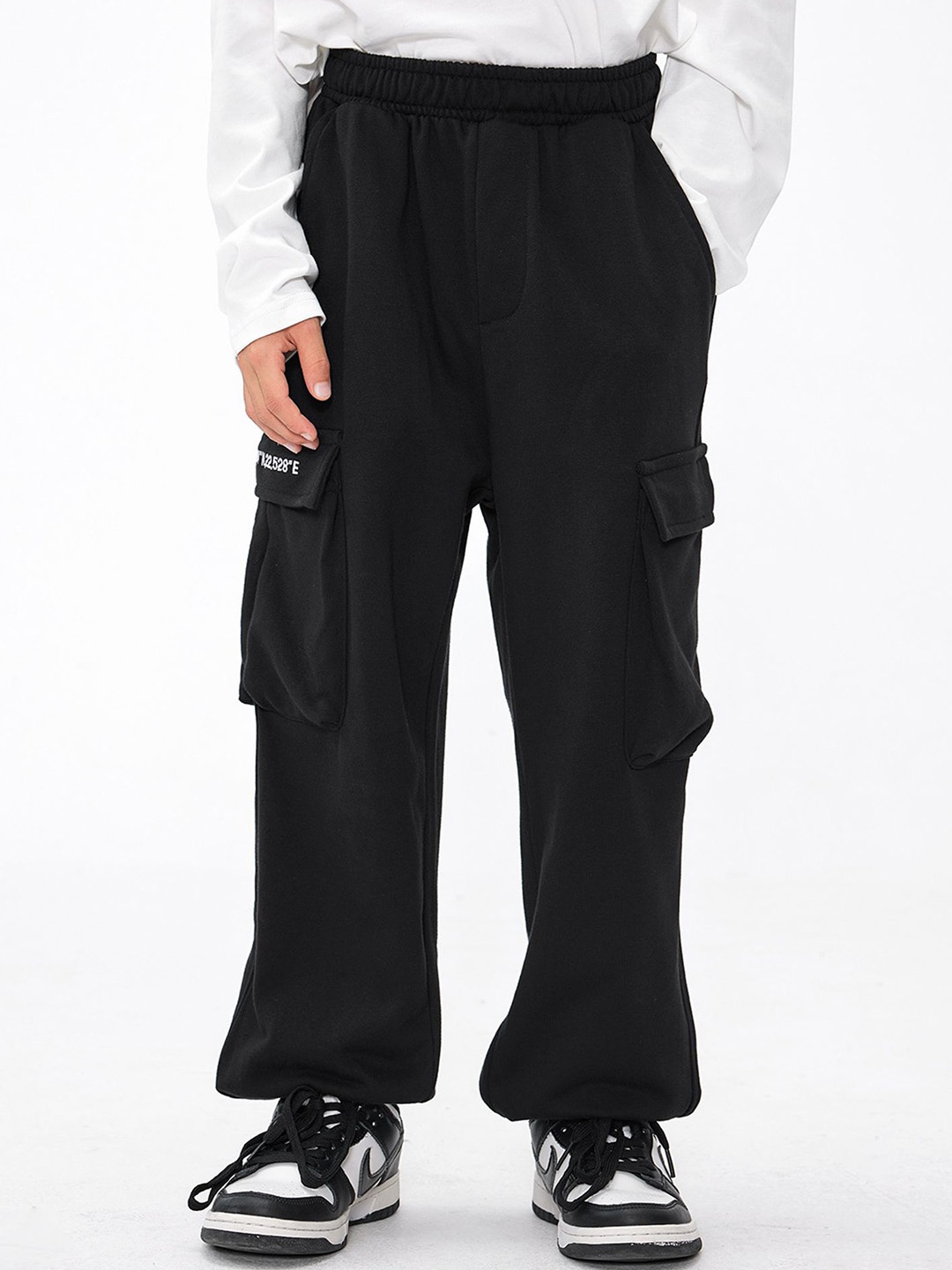 

LULU & SKY Unisex Kids Tapered Fit High-Rise Cargos Trousers, Black