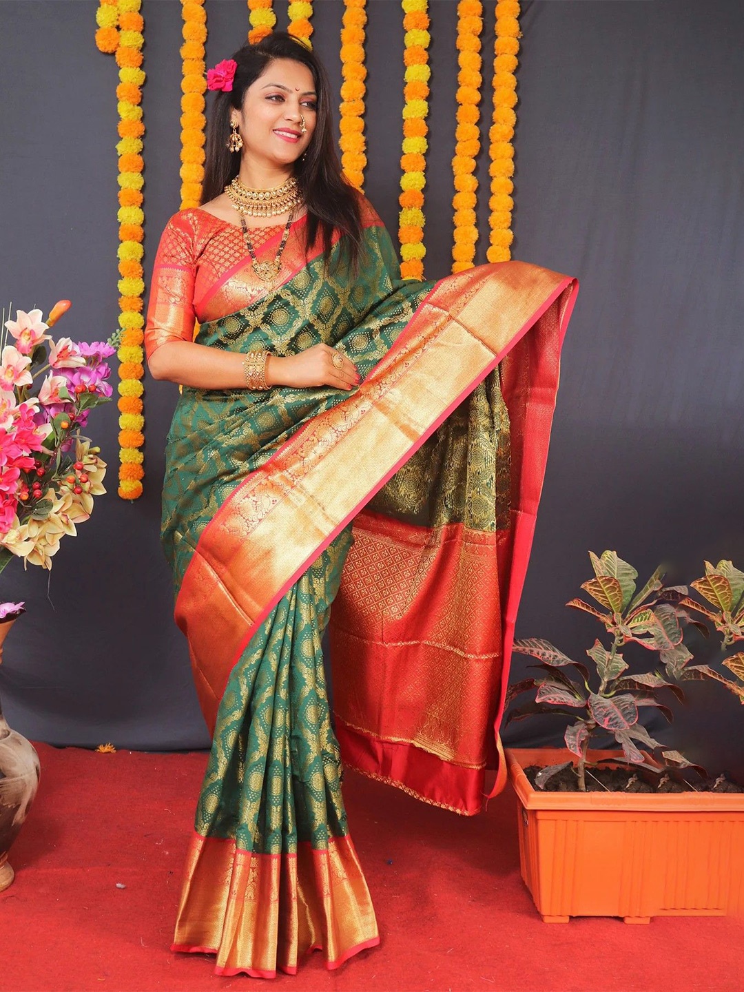 

VILLAGIUS Ethnic Motifs Woven Design Zari Banarasi Saree, Green