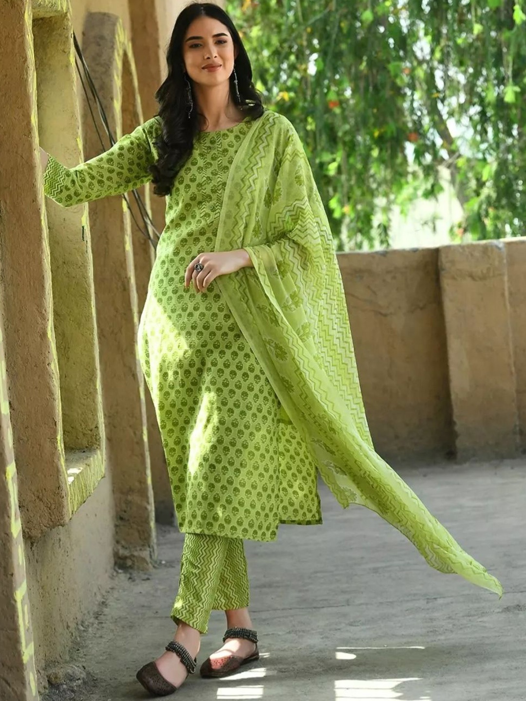 

Vestimento Women Floral Printed Regular Kurti with Trousers & With Dupatta, Green
