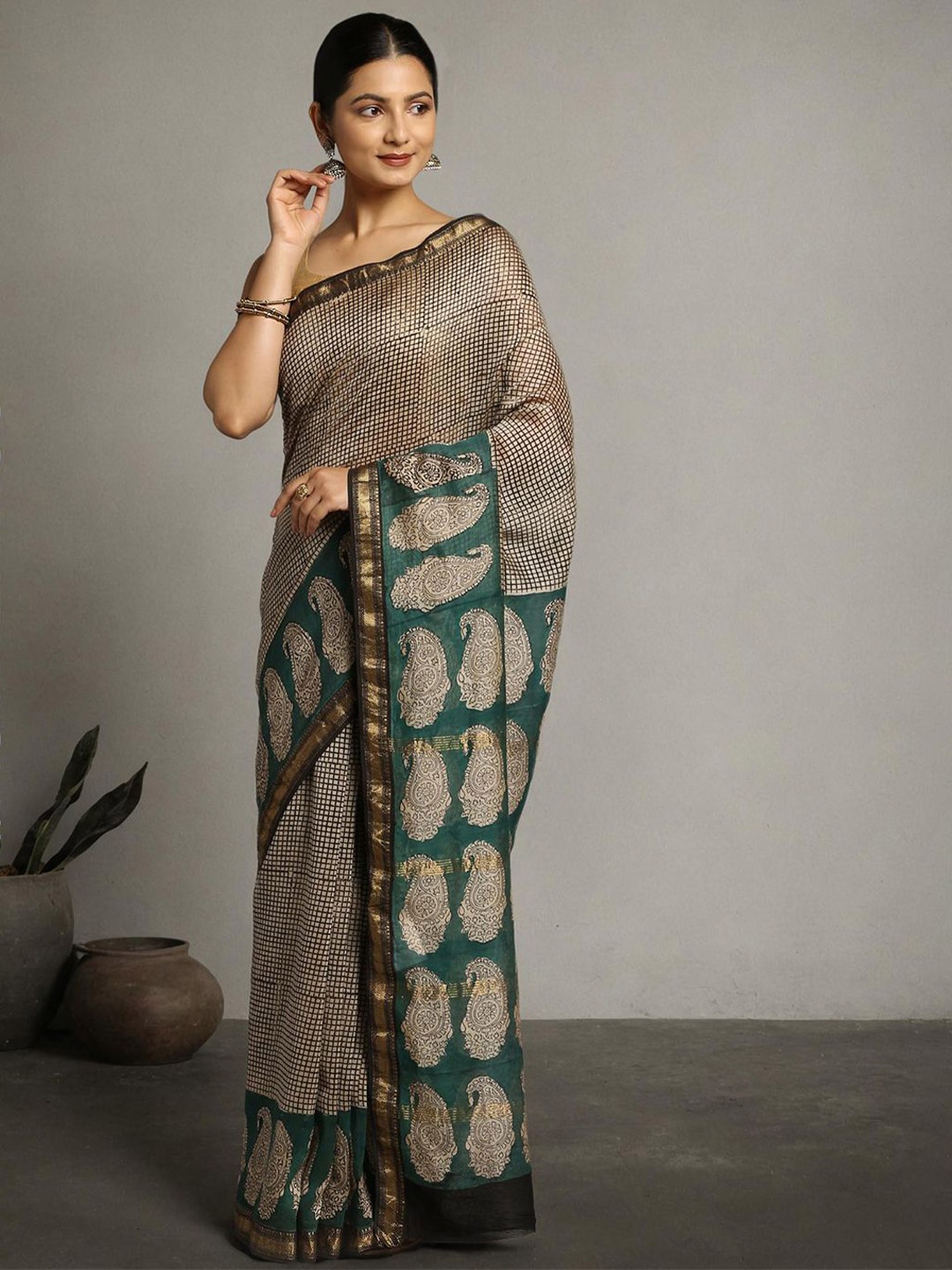 

Suha Paisley Printed Zari Maheshwari Saree, Green