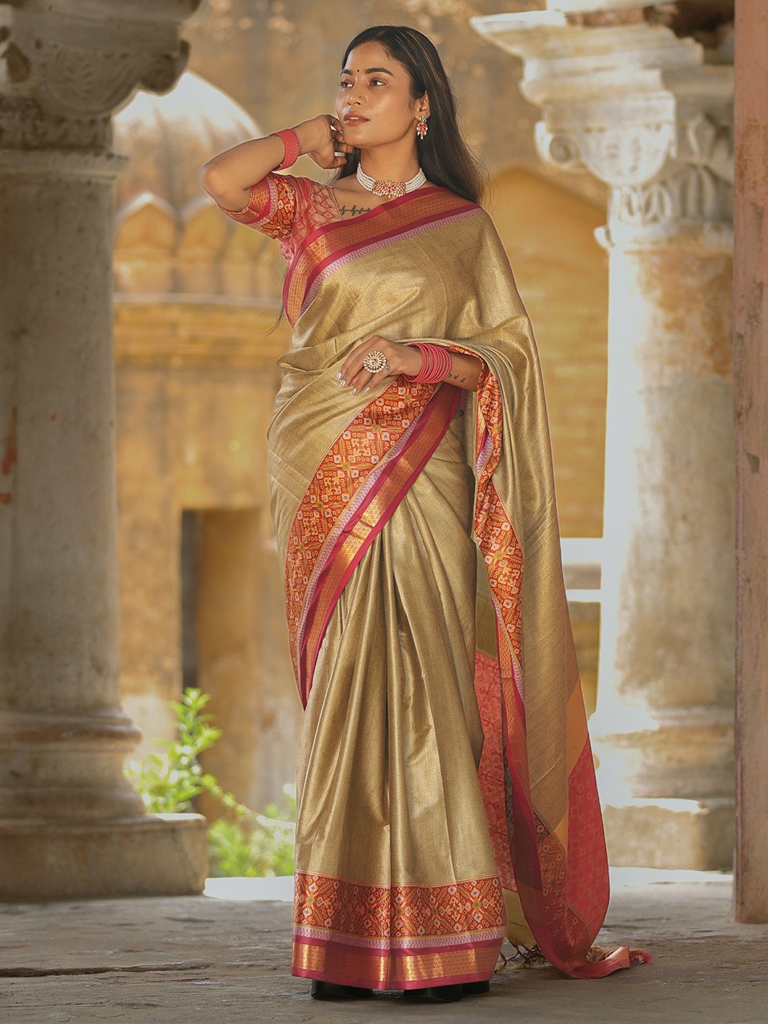 

VILLAGIUS Saree With Blouse Piece, Beige