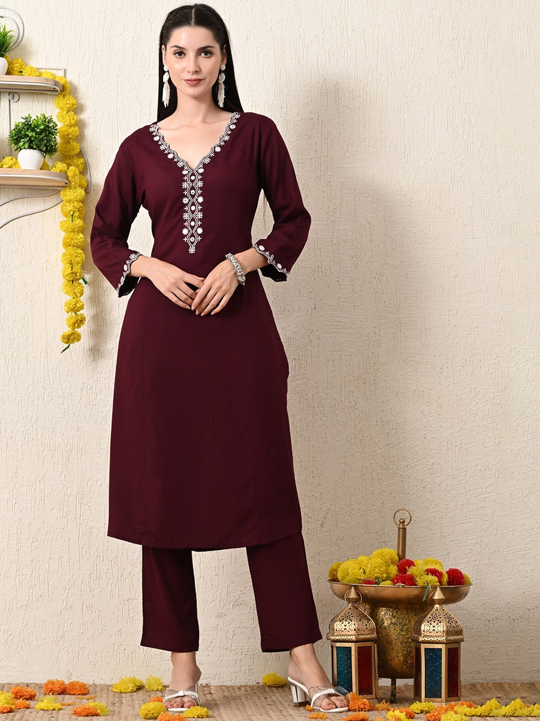 

Stitch up thread Women Floral Embroidered Regular Thread Work Kurta with Trousers, Burgundy