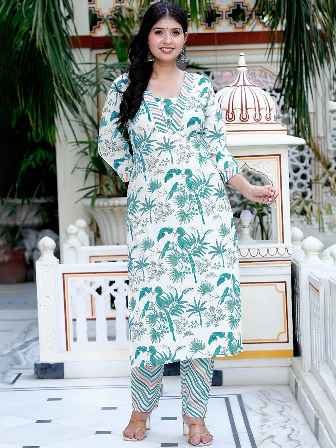 

Doriyaan Women Floral Printed Regular Gotta Patti Pure Cotton Kurta with Palazzos, Green