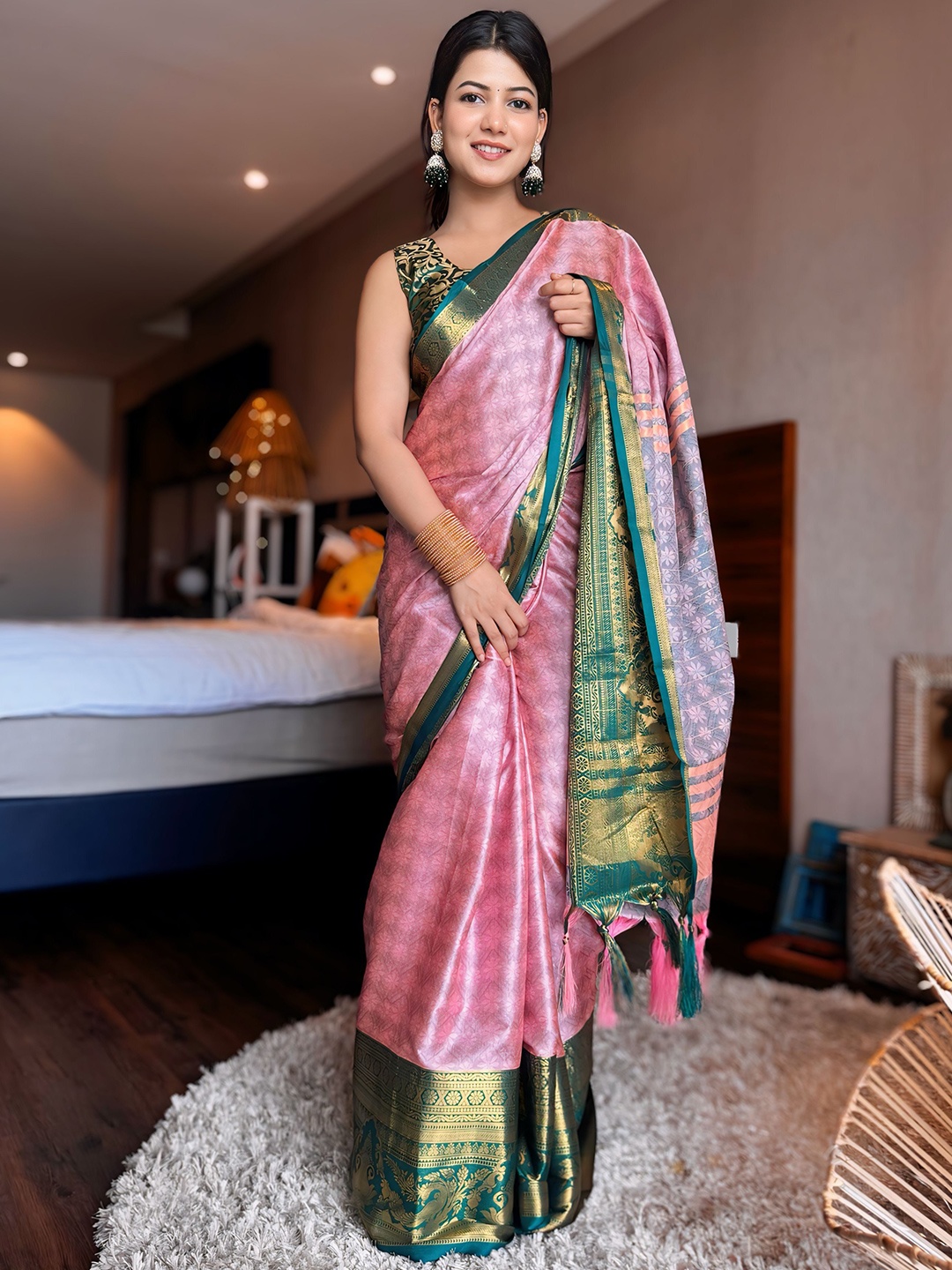 

VILLAGIUS Woven Design Zari Saree, Peach