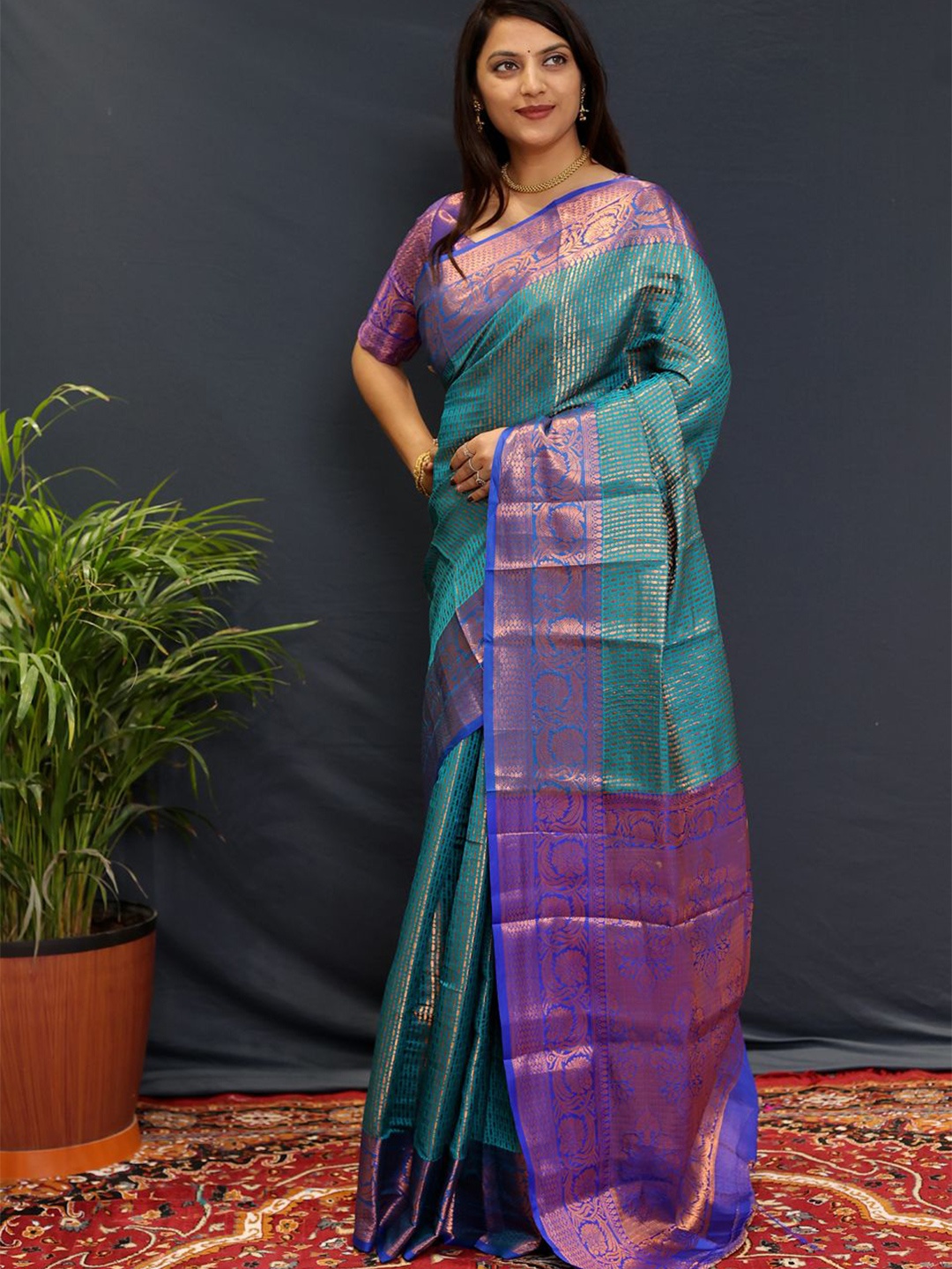 

VILLAGIUS Woven Design Zari Kanjeevaram Saree, Green