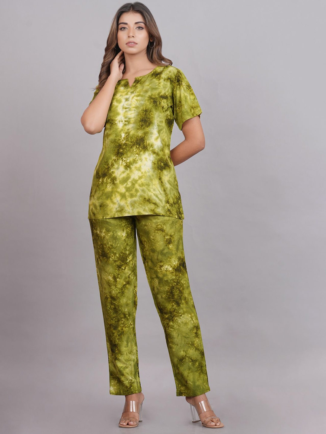 

AYUSH TEXTILES Tie-Dye Printed Notched Neck Top & Trousers, Green