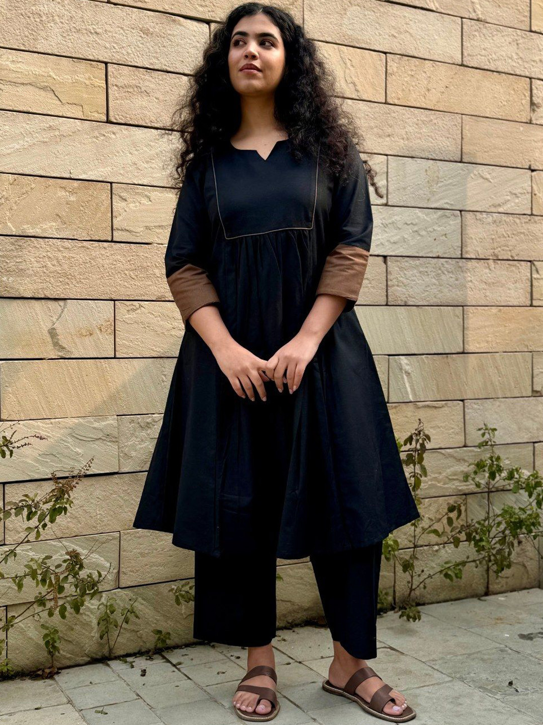 

Minimul Color Block Linen Kurta Set, Black