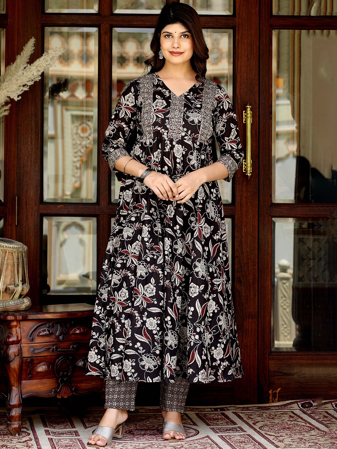 

Doriyaan Women Floral Embroidered Regular Pure Cotton Kurta with Palazzos, Black