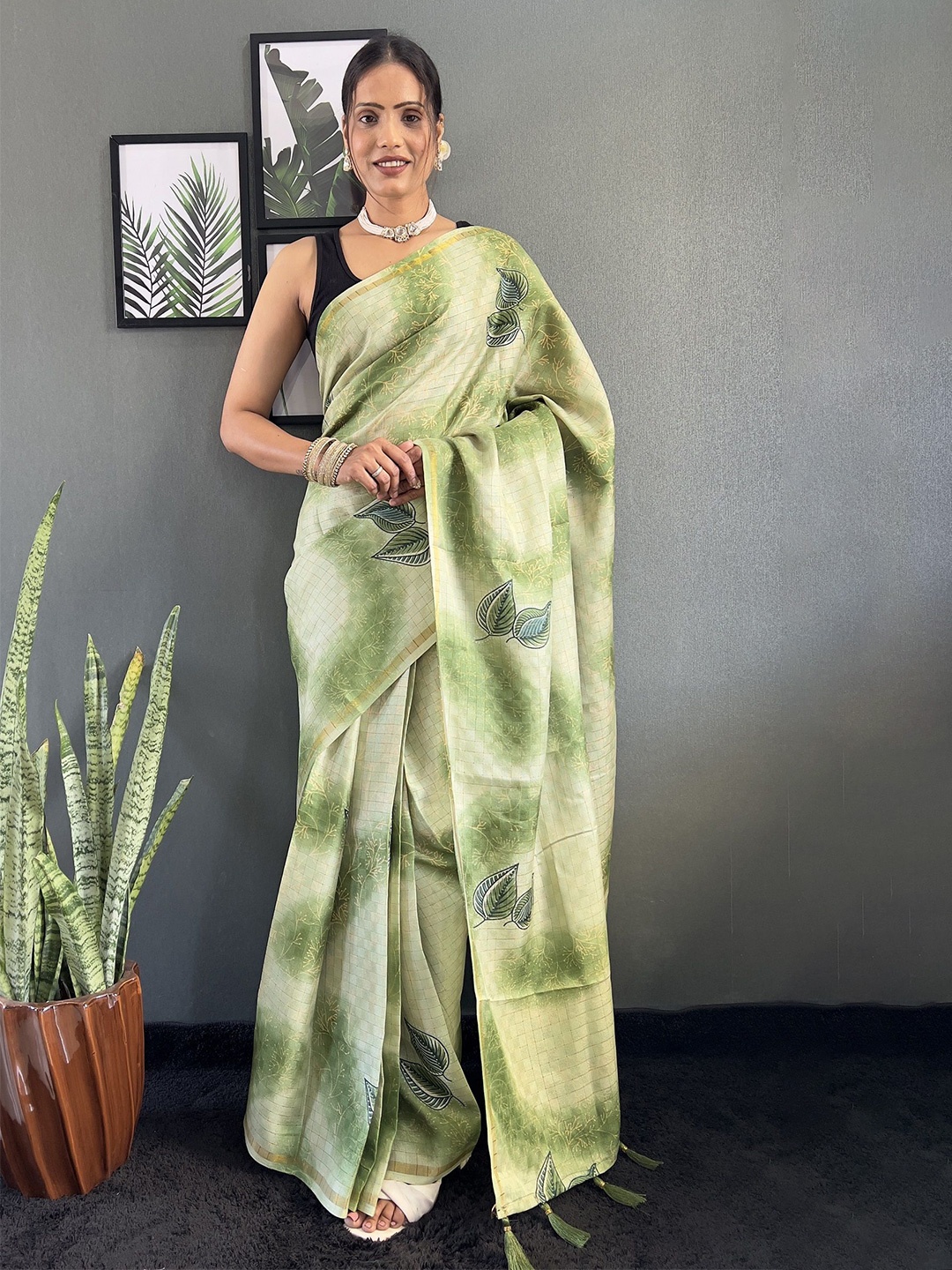 

LADY SHOPI Floral Saree, Green