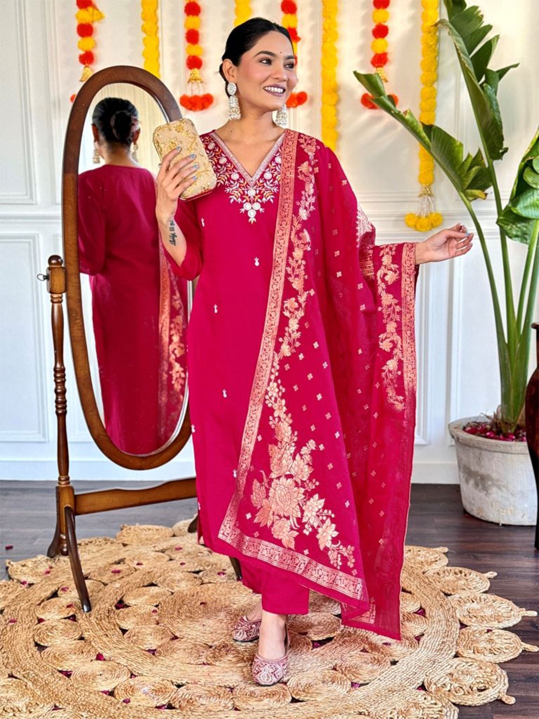 

KIWA STUDIO Floral Embroidered Thread Work Chanderi Silk Kurta With Trouser And Dupatta, Red