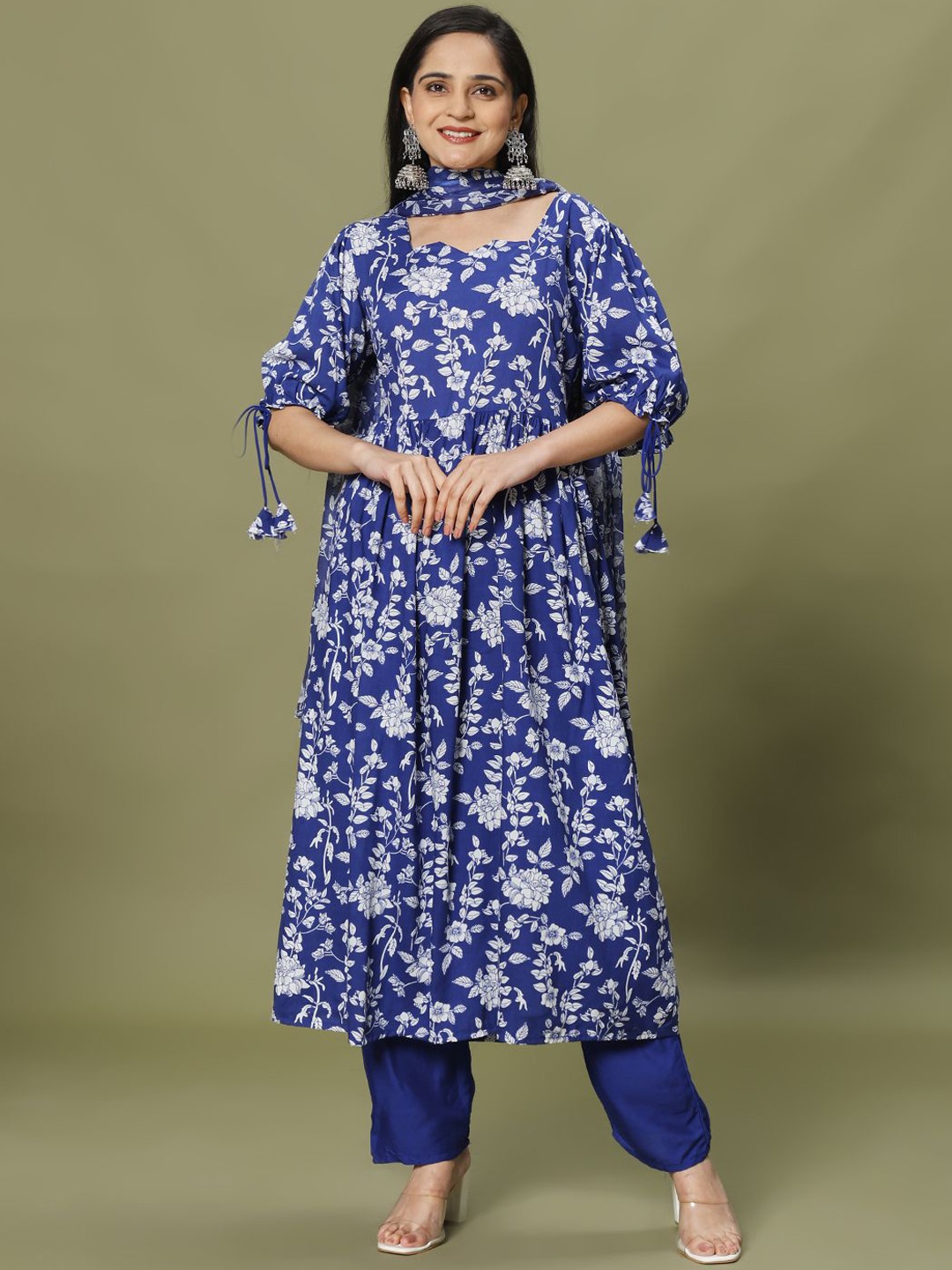 

Meena Bazaar Women Floral Printed Regular Kurta with Trousers & With Dupatta, Navy blue