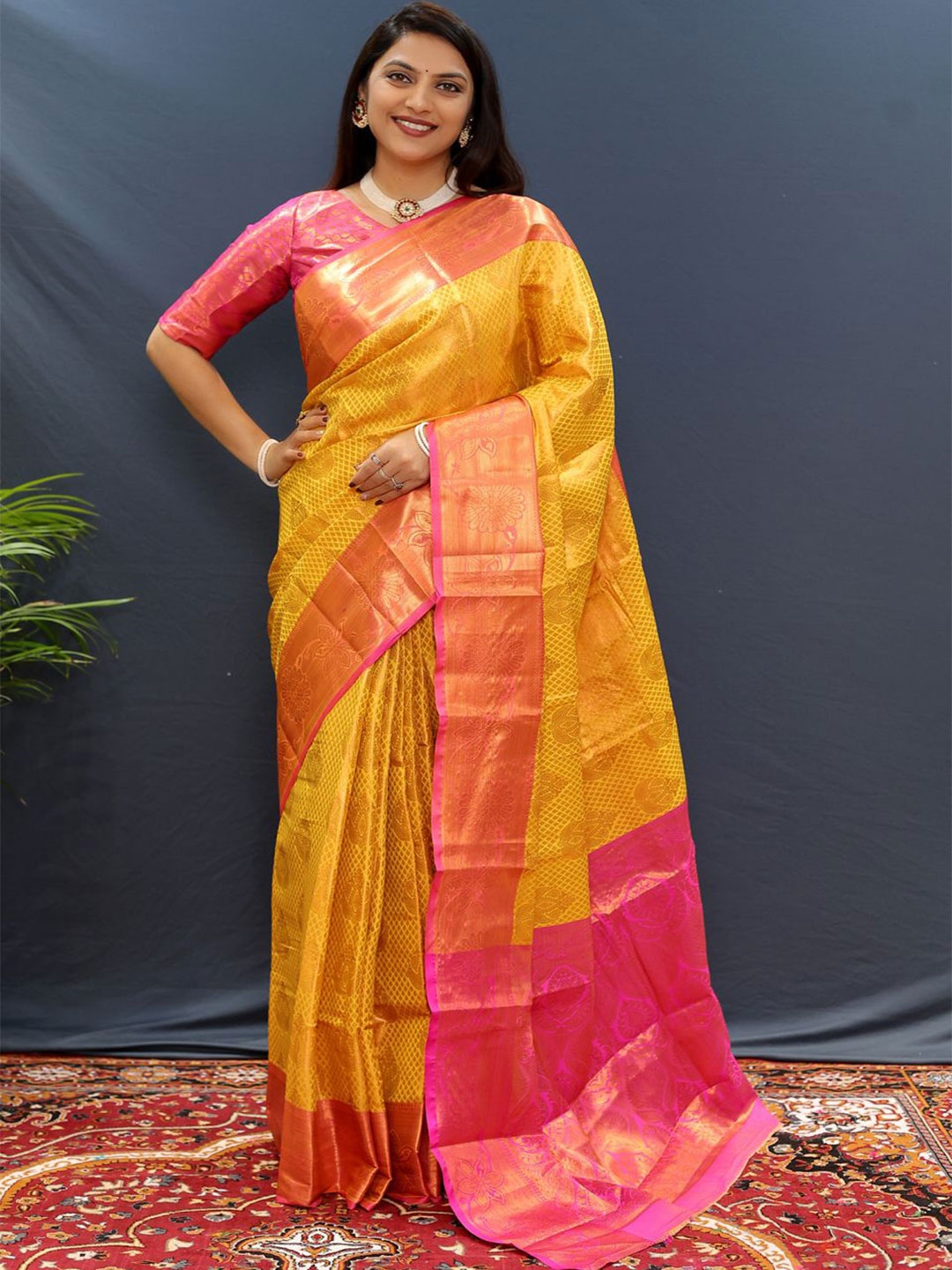 

VILLAGIUS Woven Design Zari Kanjeevaram Saree, Gold