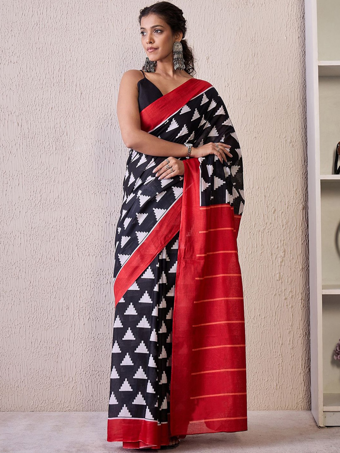 

KALINI Printed Pochampally Saree with Blouse Piece, Black