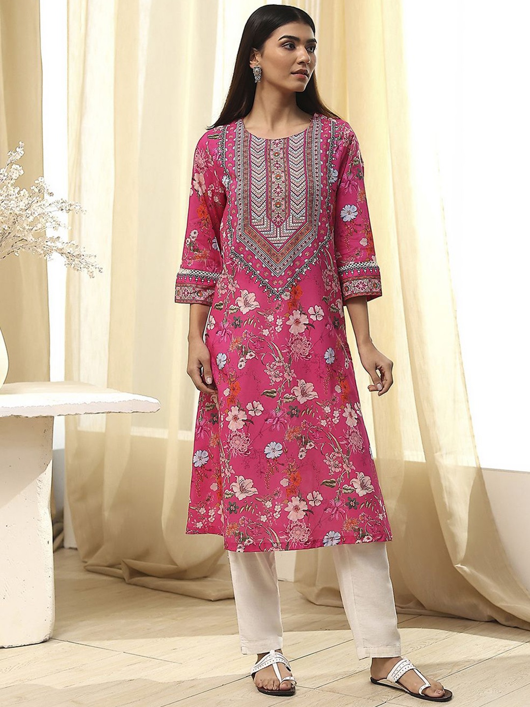 

Biba Women Paisley Printed Sequinned Kurta, Pink