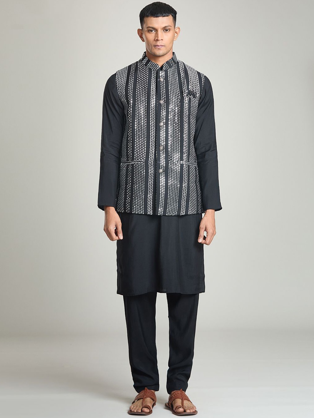 

Aryavir Malhotra Men Regular Kurta with Churidar, Black