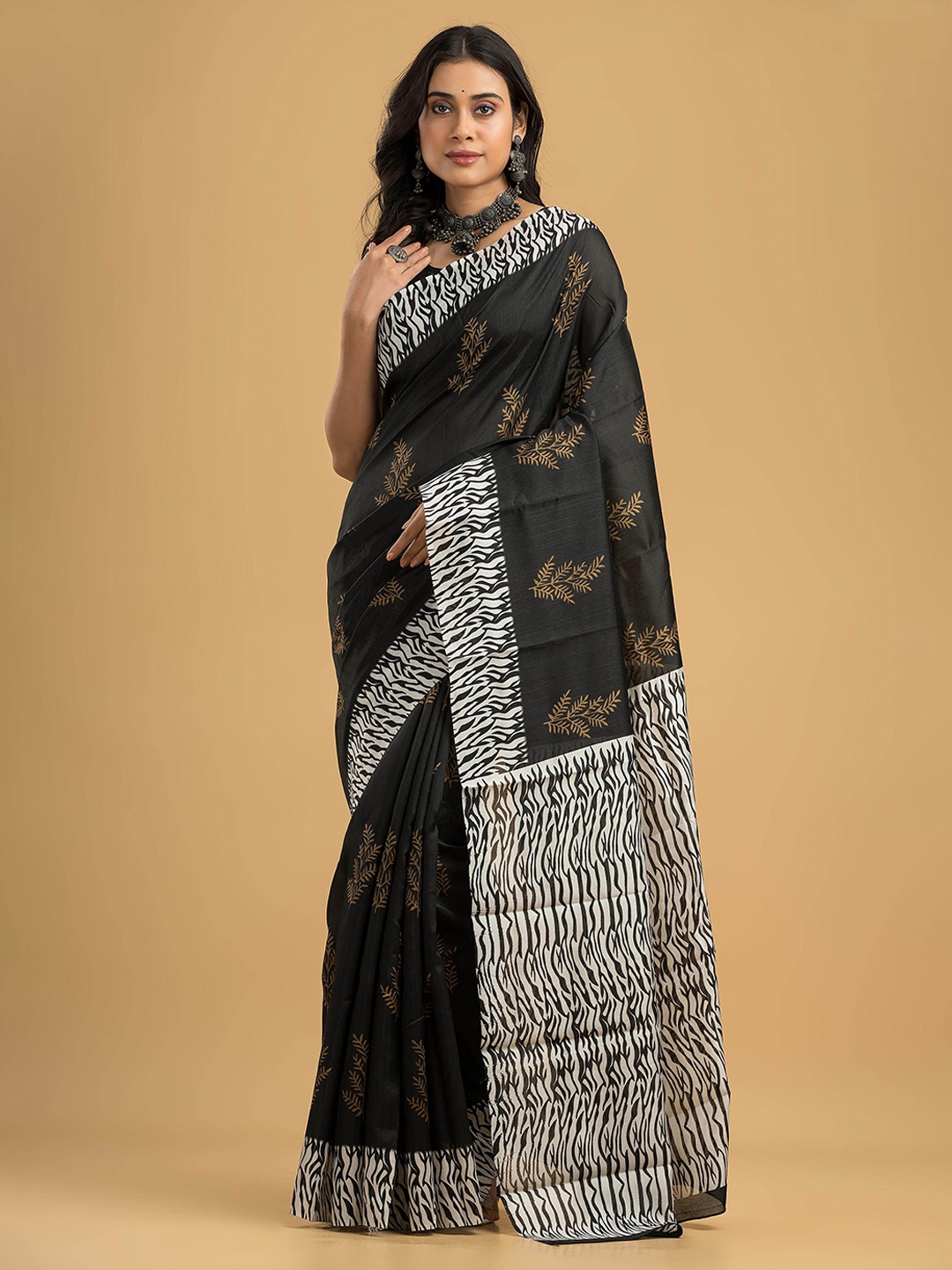 

Dheu Floral Block Print Saree, Black