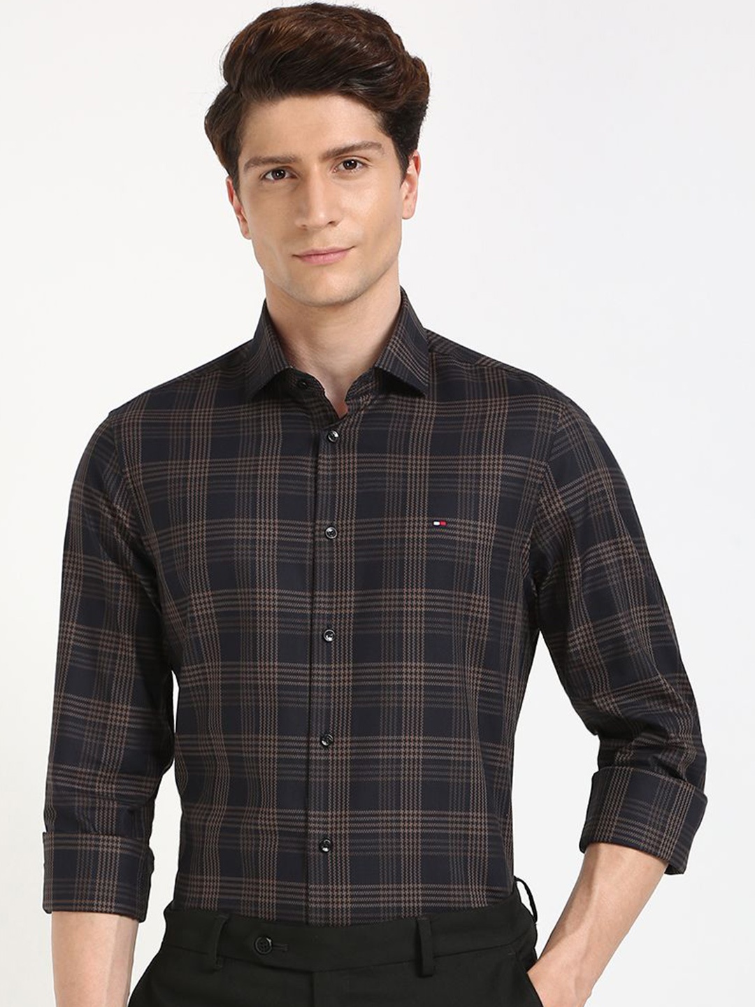 

Tommy Hilfiger Men Slim Fit Tartan Checks Opaque Checked Casual Shirt, Black