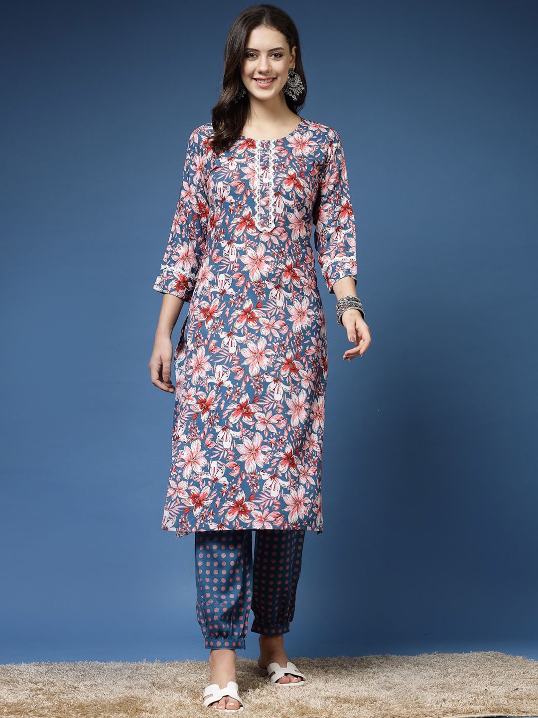 

AHMI Women Floral Printed Regular Kurta with Trousers, Blue