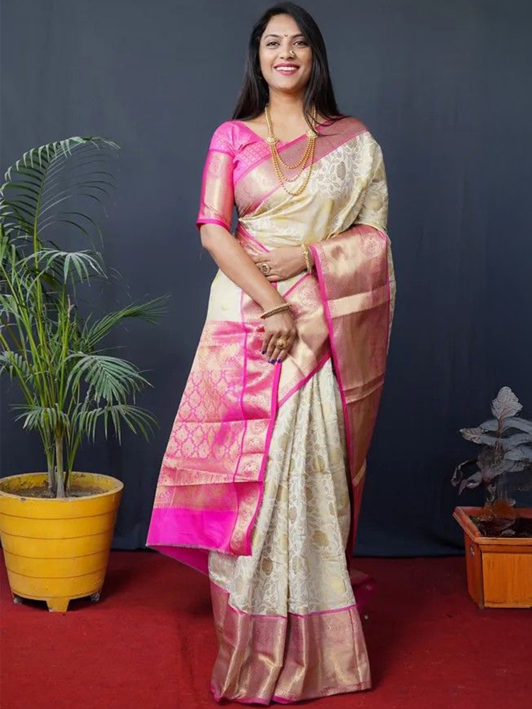 

VILLAGIUS Woven Design Zari Banarasi Saree, Beige