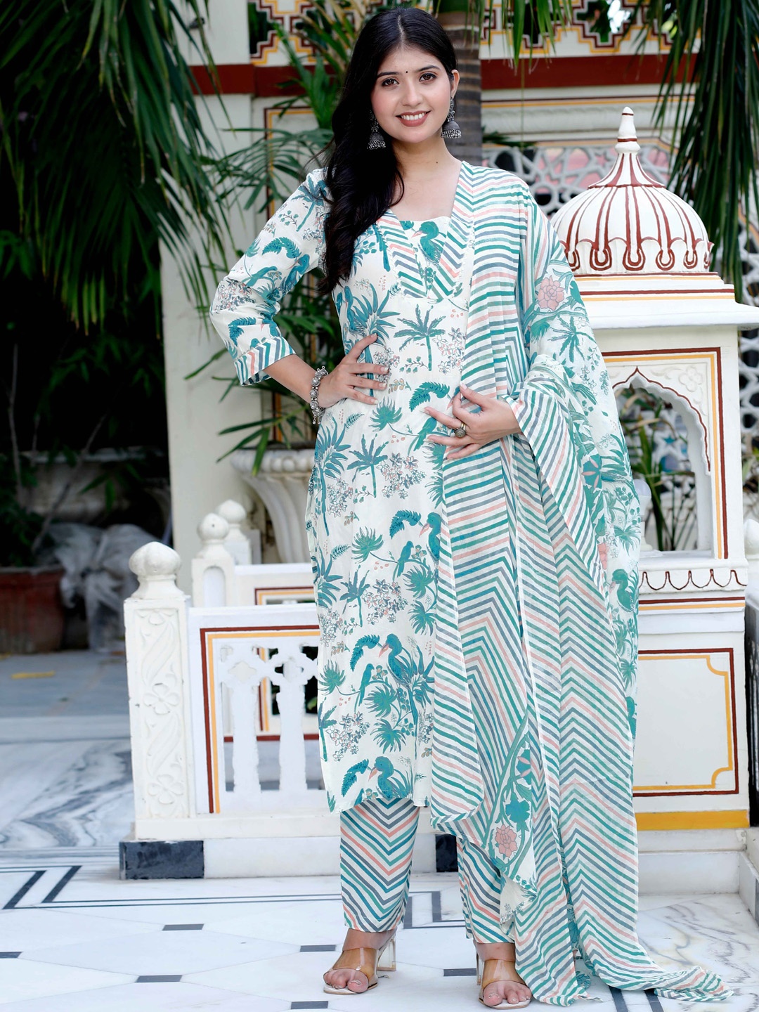 

Doriyaan Women Floral Printed Regular Gotta Patti Pure Cotton Kurta with Palazzos & With Dupatta, Green