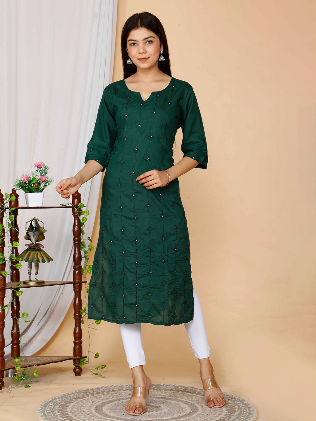 

Doriyaan Floral Embroidered Mirror Work Straight Kurta, Green