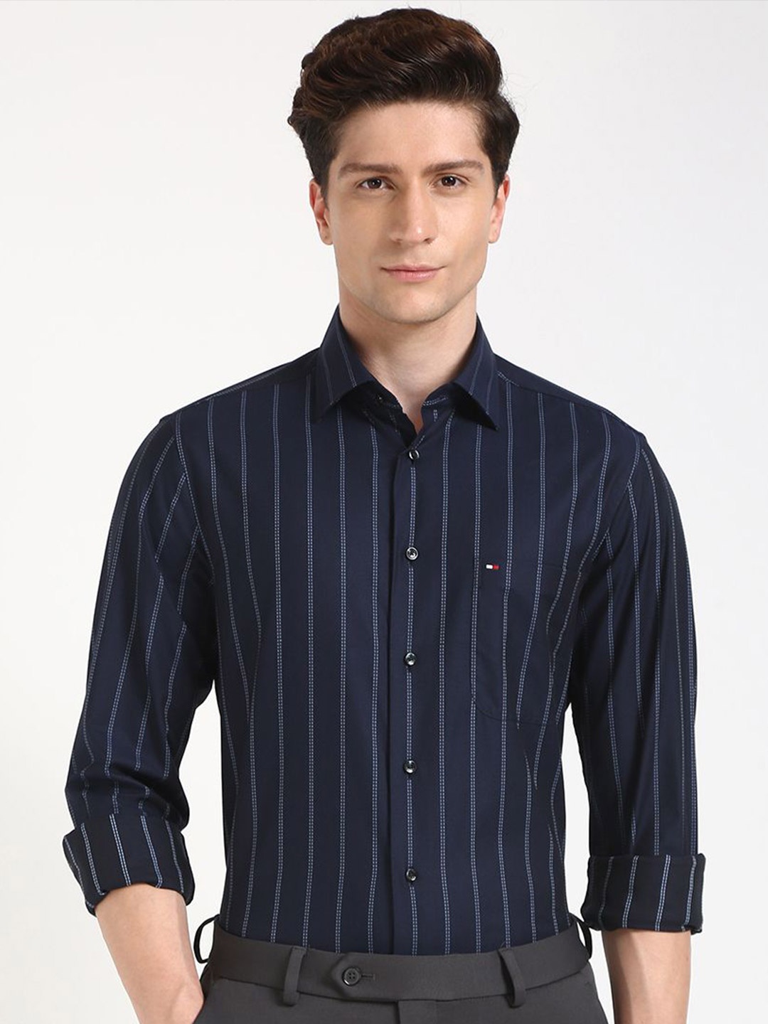 

Tommy Hilfiger Men Relaxed Opaque Striped Casual Shirt, Navy blue