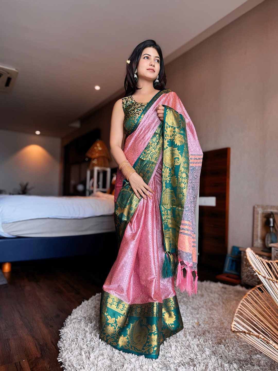 

VILLAGIUS Woven Design Zari Saree, Peach