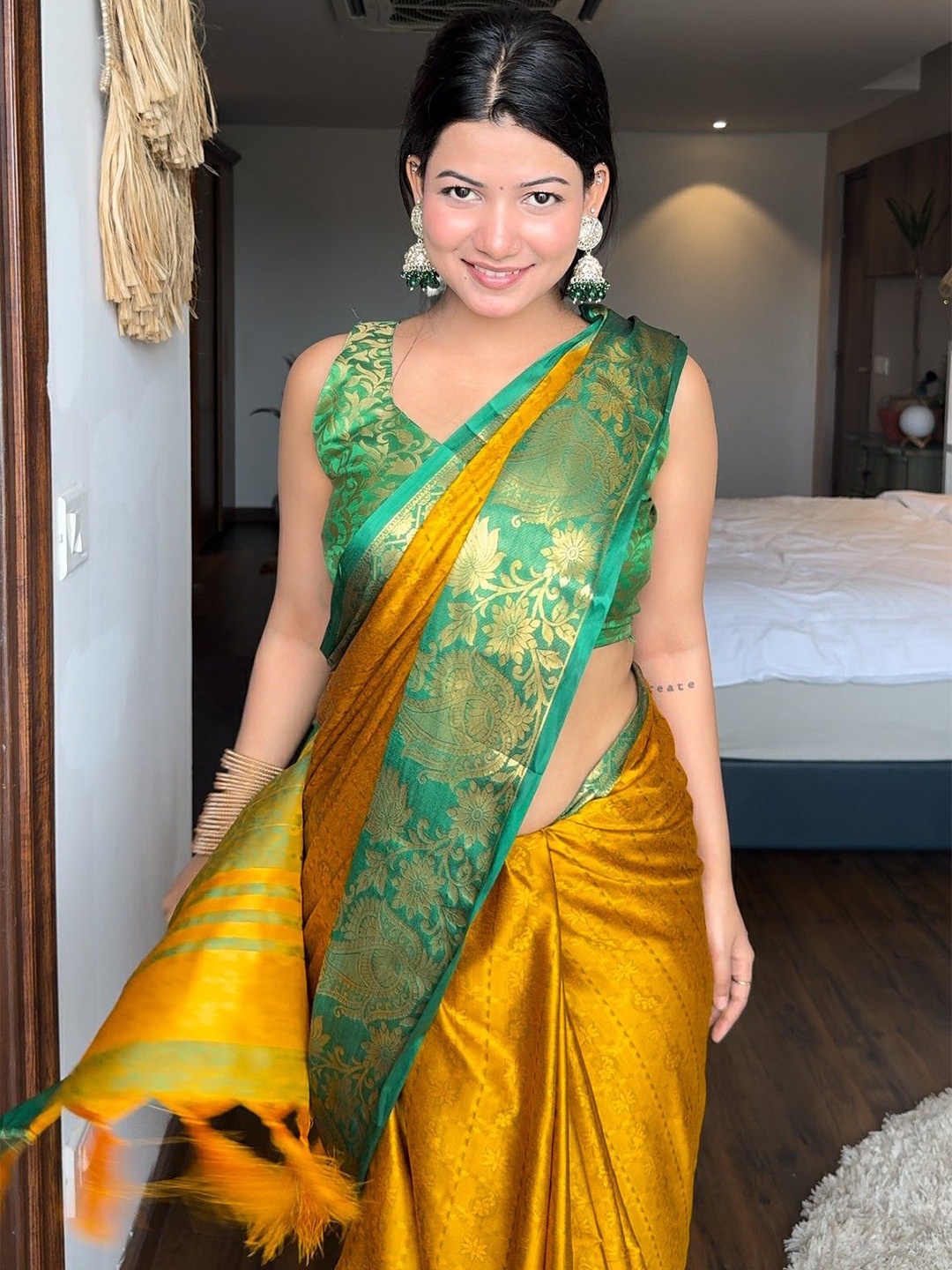 

VILLAGIUS Woven Design Zari Saree, Gold