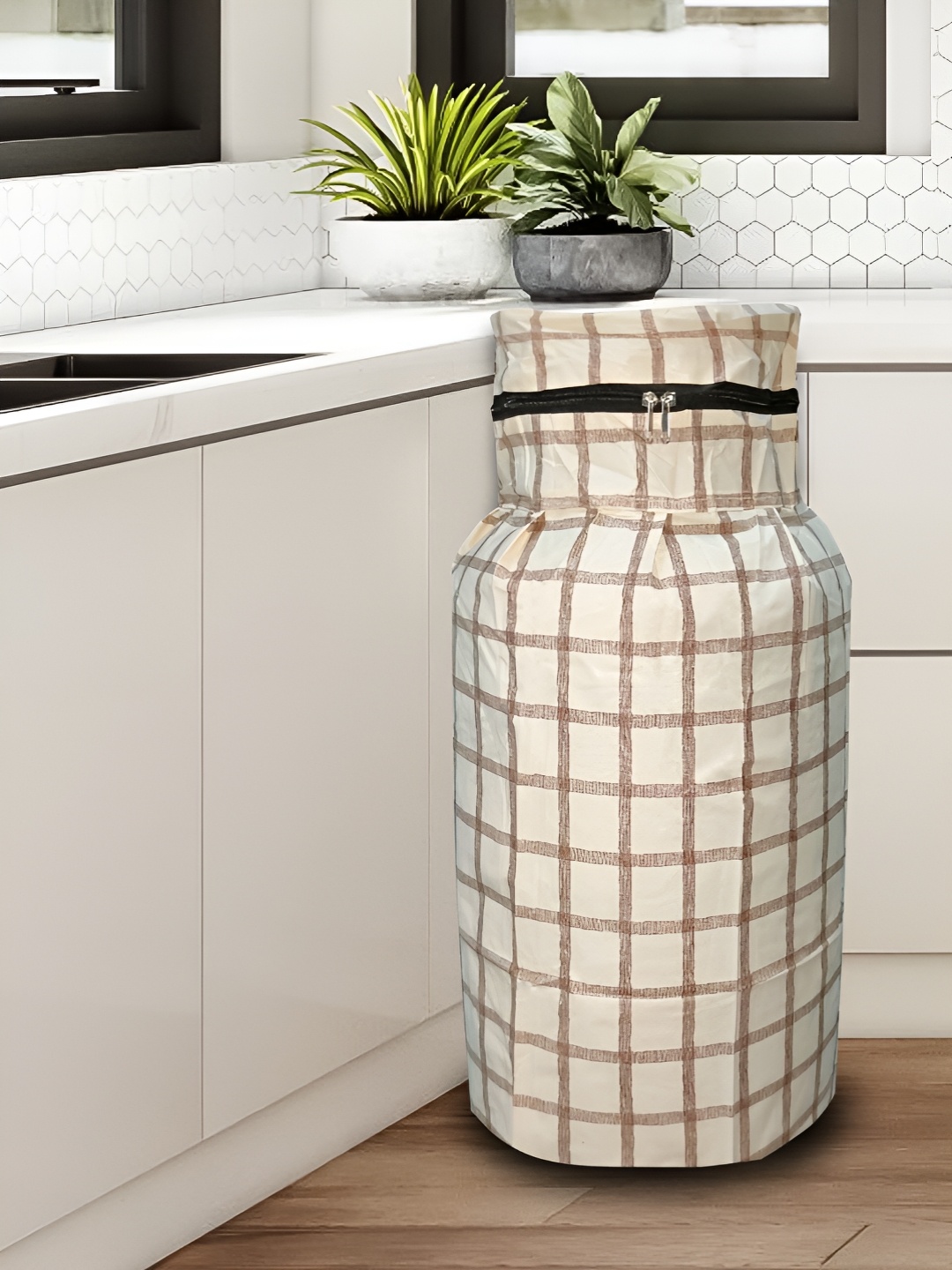 

KANUSHI INDUSTRIES Beige & Brown Printed Waterproof Gas Cylinder Cover