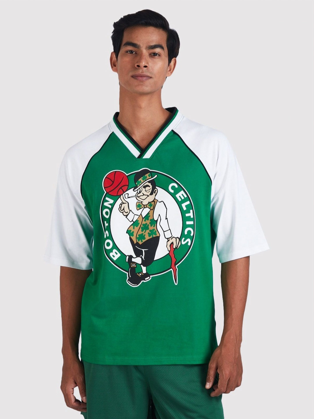 

NBA Men Boston Celtics Colourblocked V-Neck Drop-Shoulder Sleeves Pockets T-shirt, Green