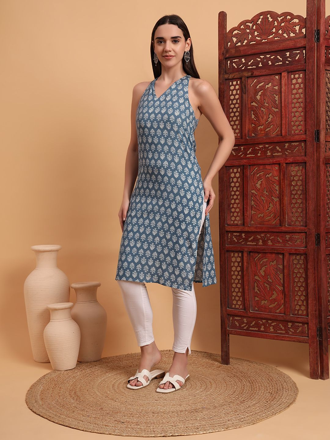

Anouk Rustic Floral Printed Halter Neck Straight Kurta, Grey