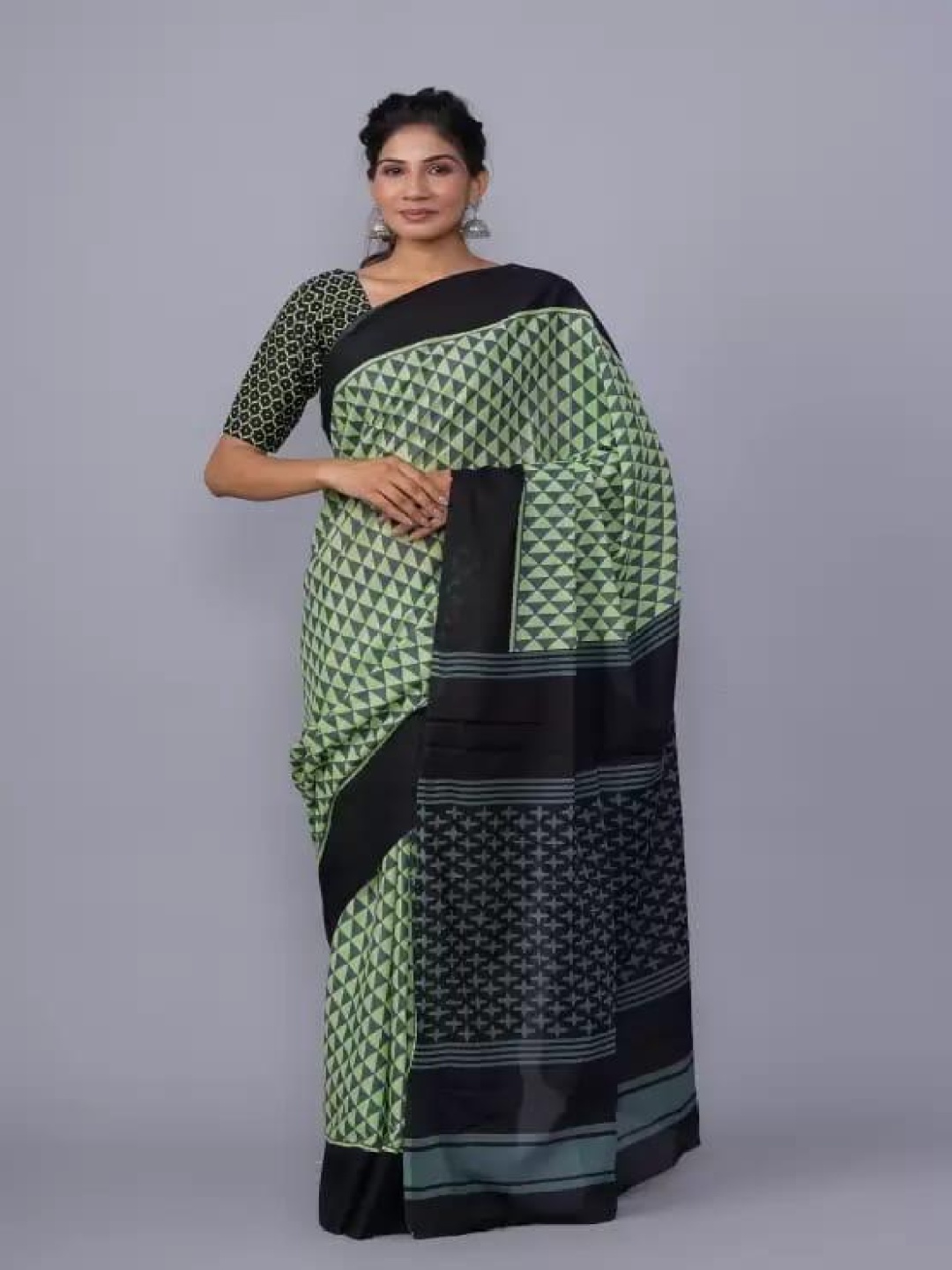 

TROPWEAR Linen Blend Block Print Saree, Green