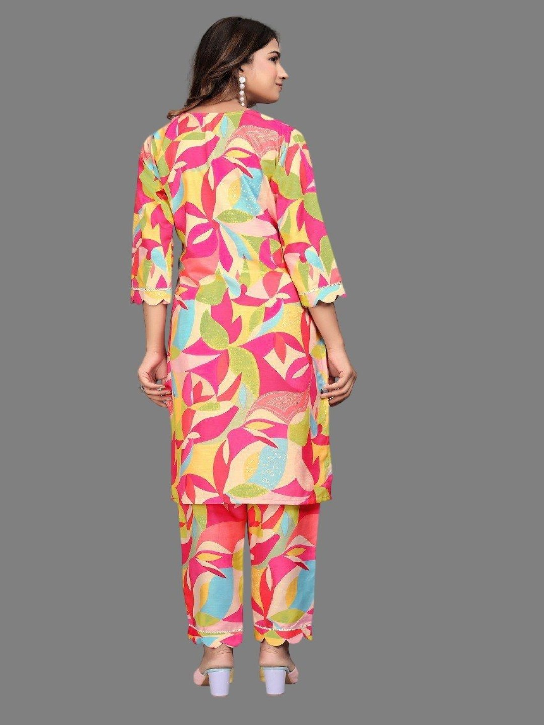

A TO Z CART Floral Printed Square Neck Straight Kurta with Trousers, Pink