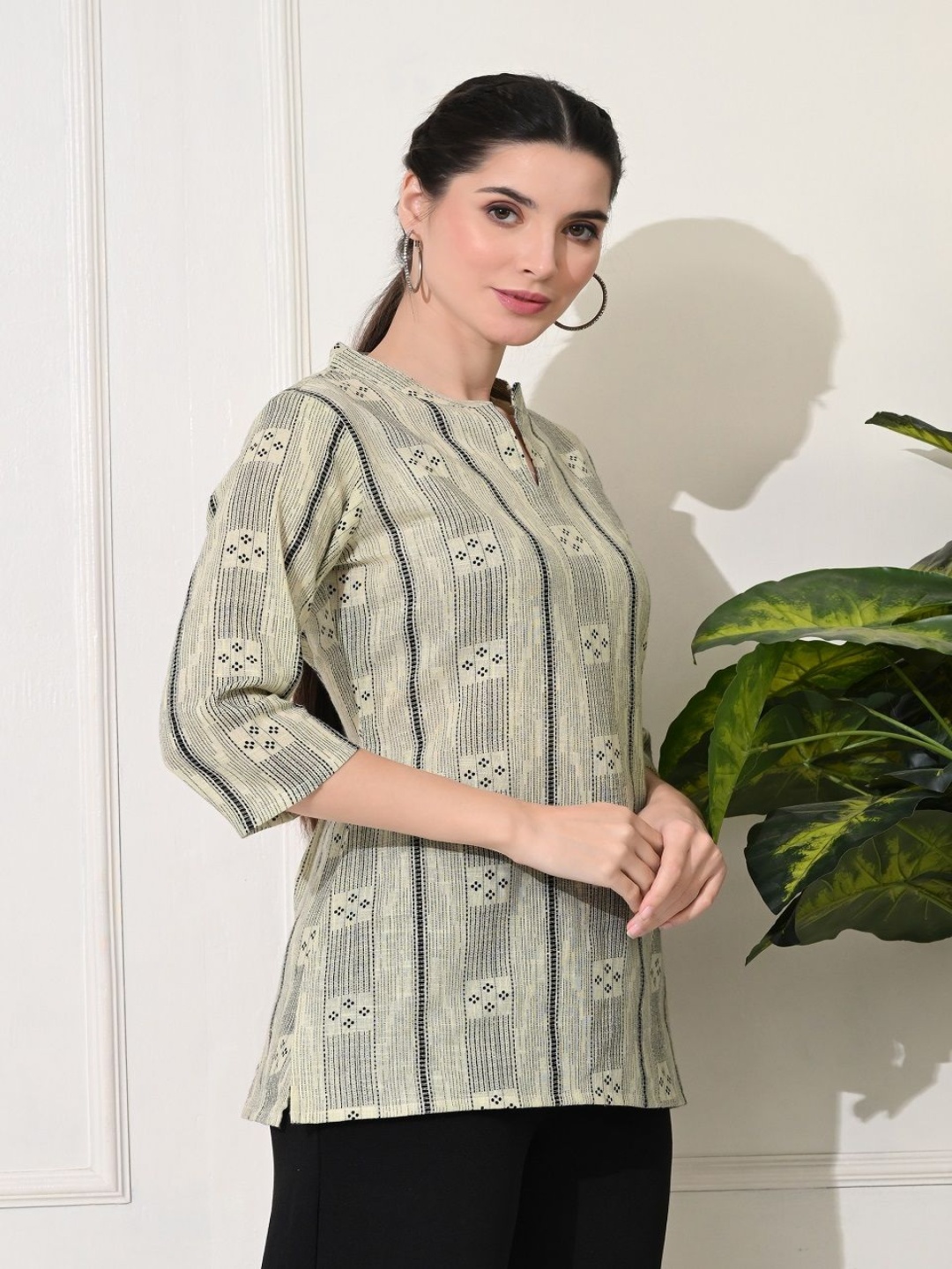 

GLOWWORLD Geometric Printed Mandarin Straight Collar Kurti, Beige