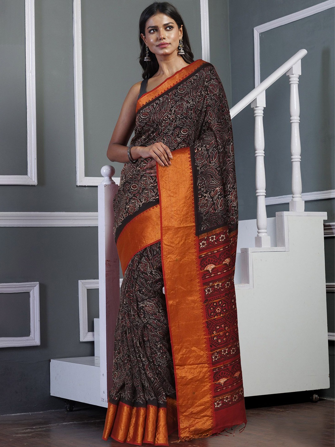 

Unnati Silks Floral Zari Art Silk Handloom Block Print Saree, Black