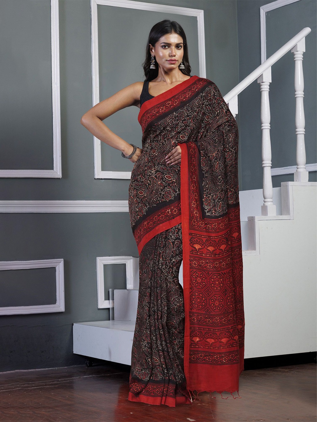 

Unnati Silks Floral Art Silk Handloom Block Print Saree, Black