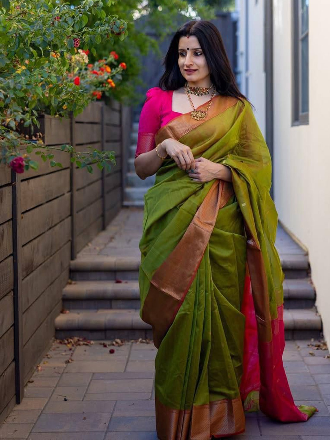 

SANJANA SILK Zari Silk Blend Kanjeevaram Saree, Green