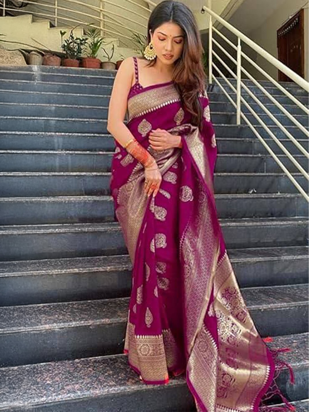 

Sanwariya Silk Woven Design Zari Silk Blend Kanjeevaram Saree, Magenta