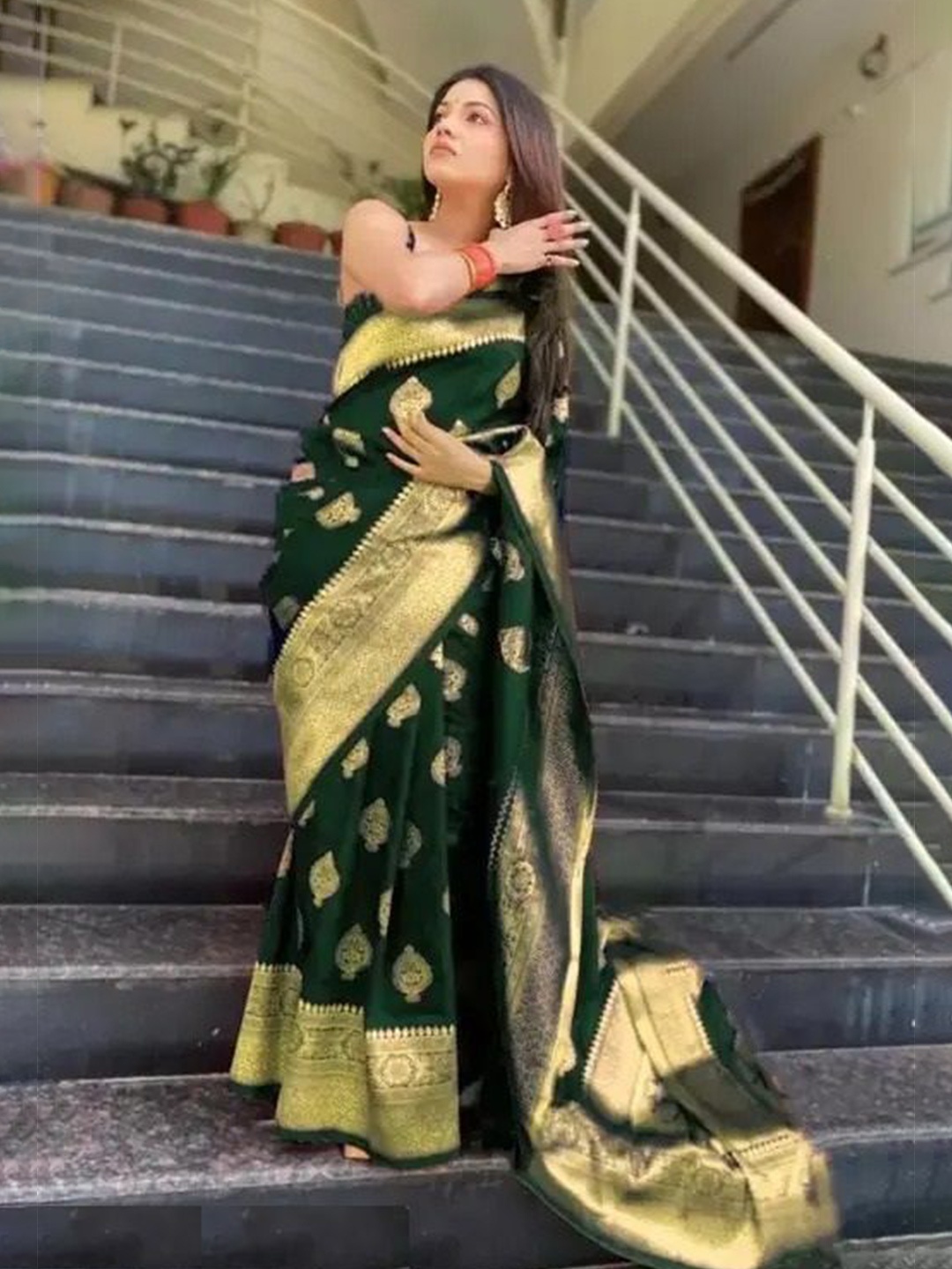 

SAADHVI Woven Design Zari Pure Silk Kanjeevaram Saree, Green