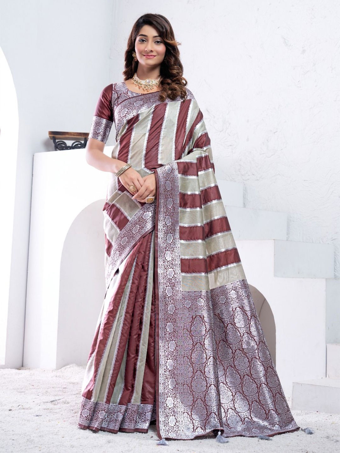 

Aagiri Woven Design Zari Banarasi Saree, Coffee brown