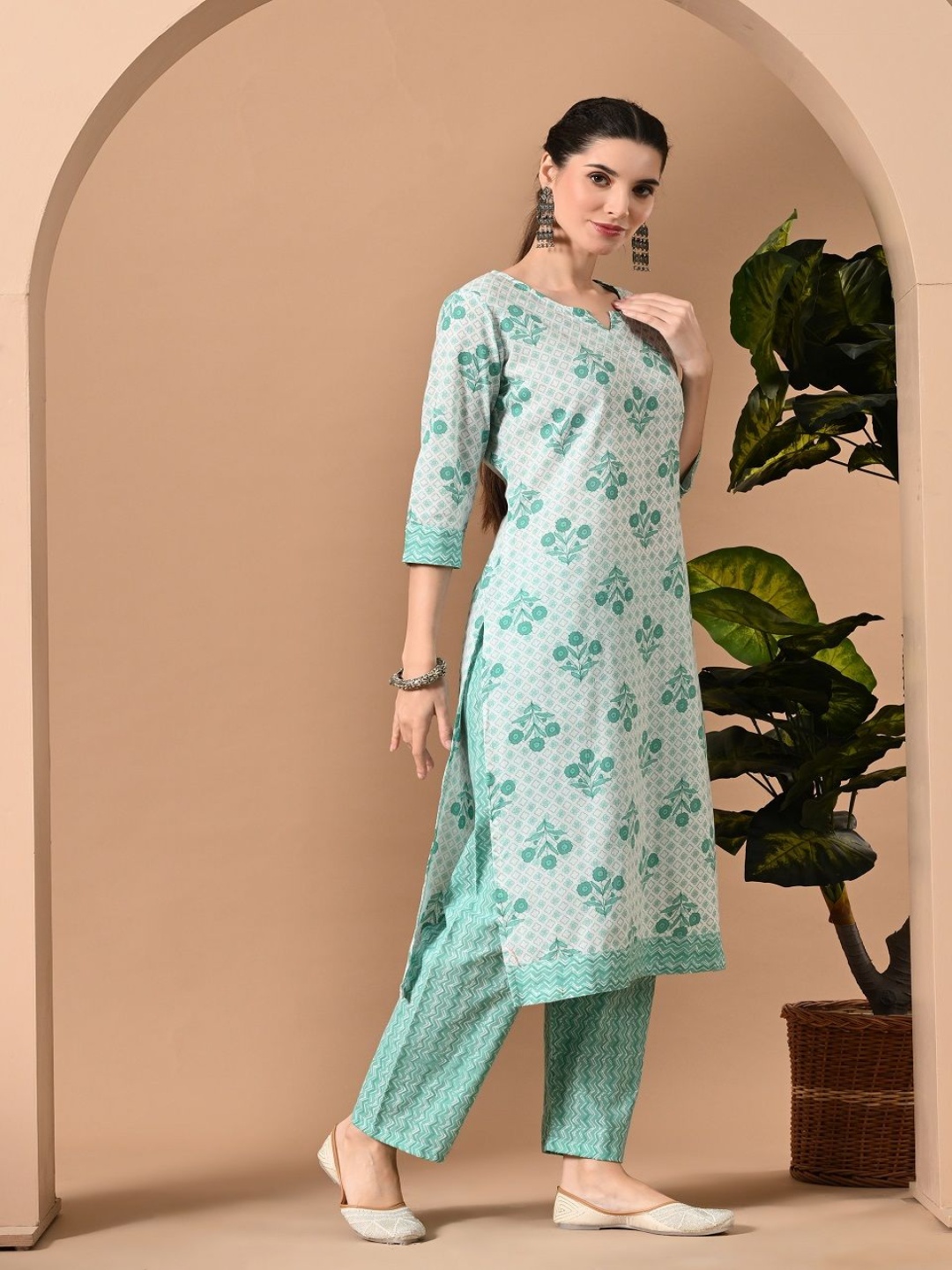 

GLOWWORLD Floral Printed Notch Neck Straight Kurta with Trousers, Blue