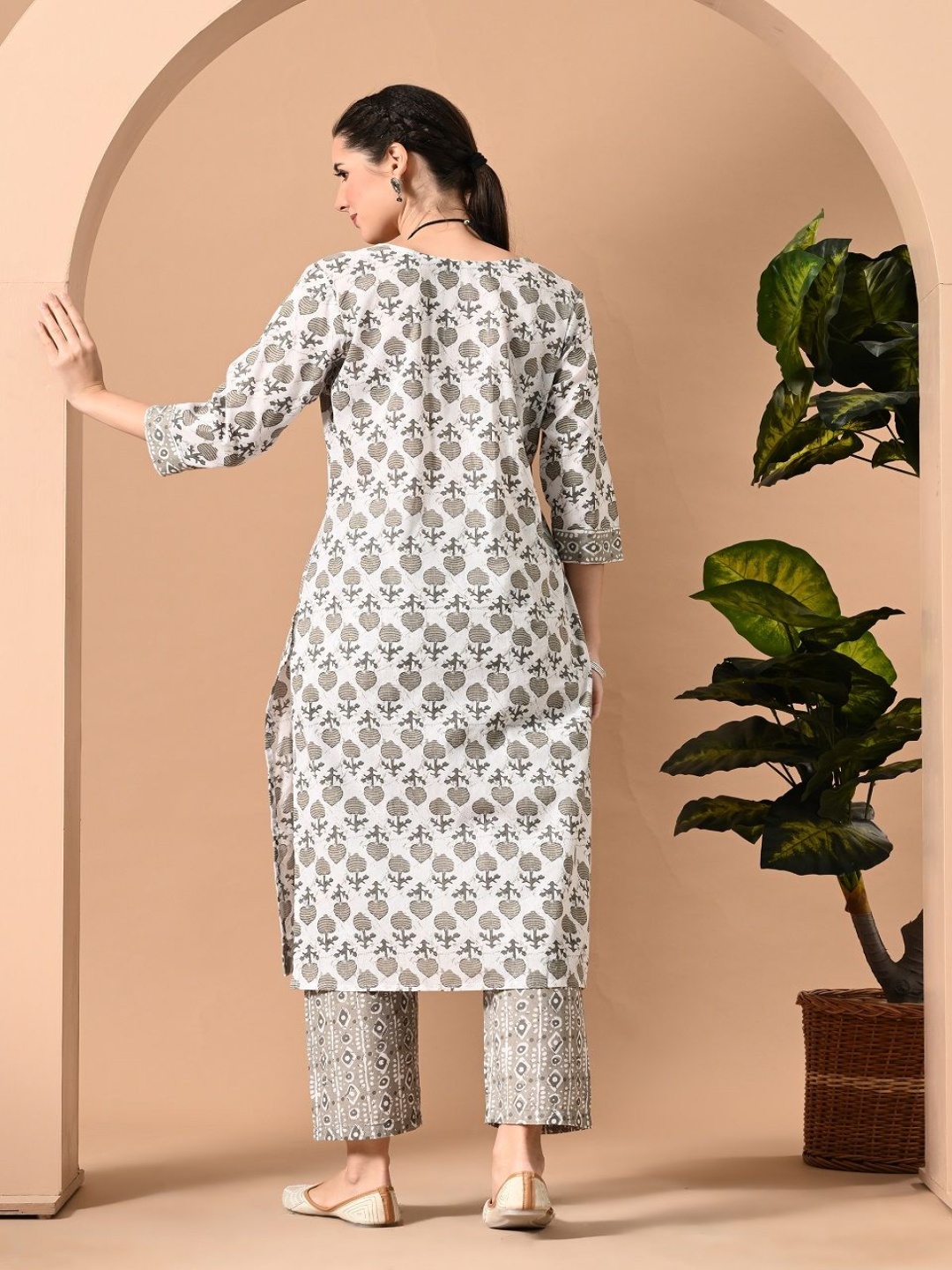 

GLOWWORLD Ethnic Motifs Printed Notch Neck Straight Kurta with Trousers, Grey