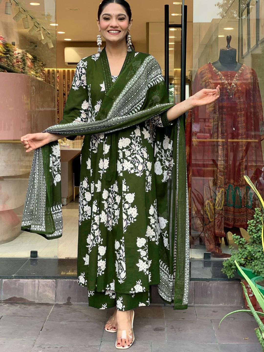 

BAESD Floral Printed Pure Cotton Kurta & Palazzos With Dupatta Set, Olive