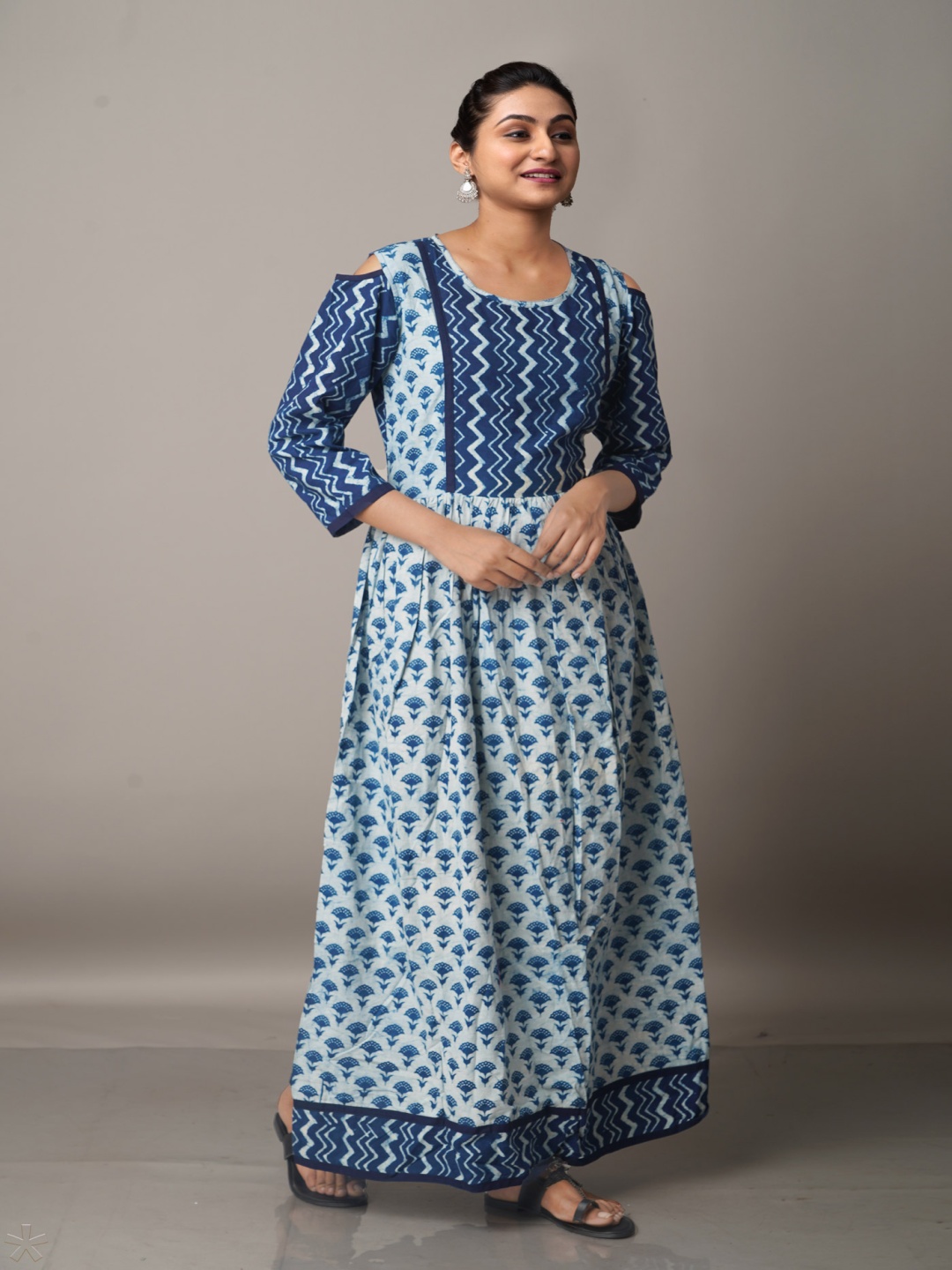 

Unnati Silks Women Geometric Printed Cold-Shoulder Sleeves Handloom Kurta, Cream