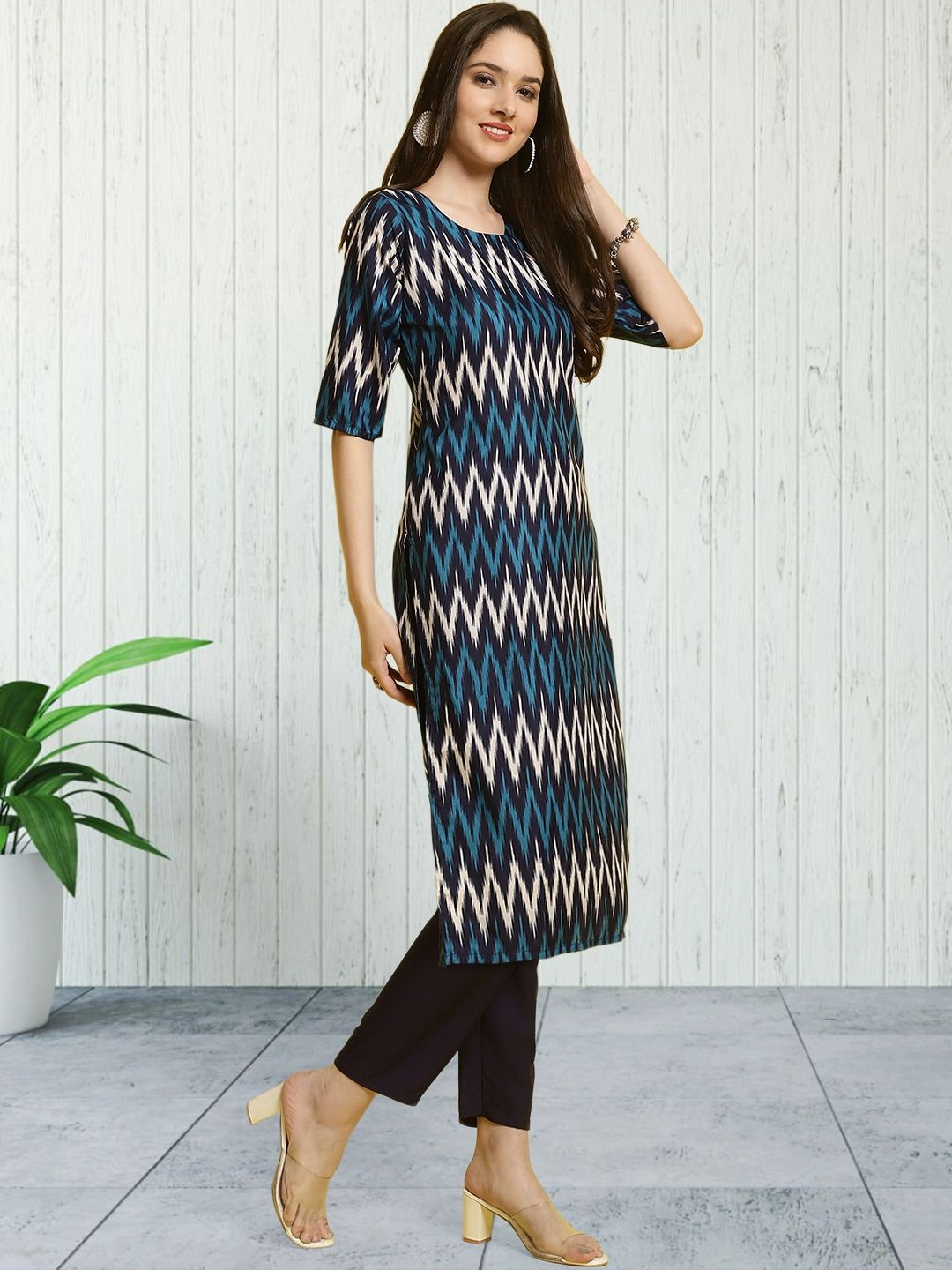 

7Threads Chevron Printed Round Neck Straight Kurta With Trousers, Blue