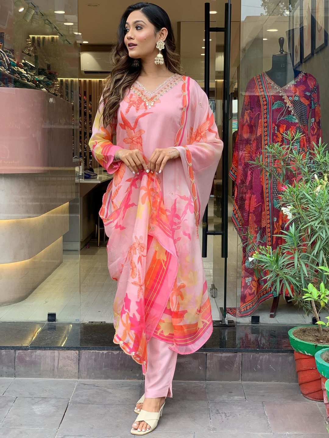 

Growdamy Women Floral Printed Regular Thread Work Kurta with Trousers & With Dupatta, Pink