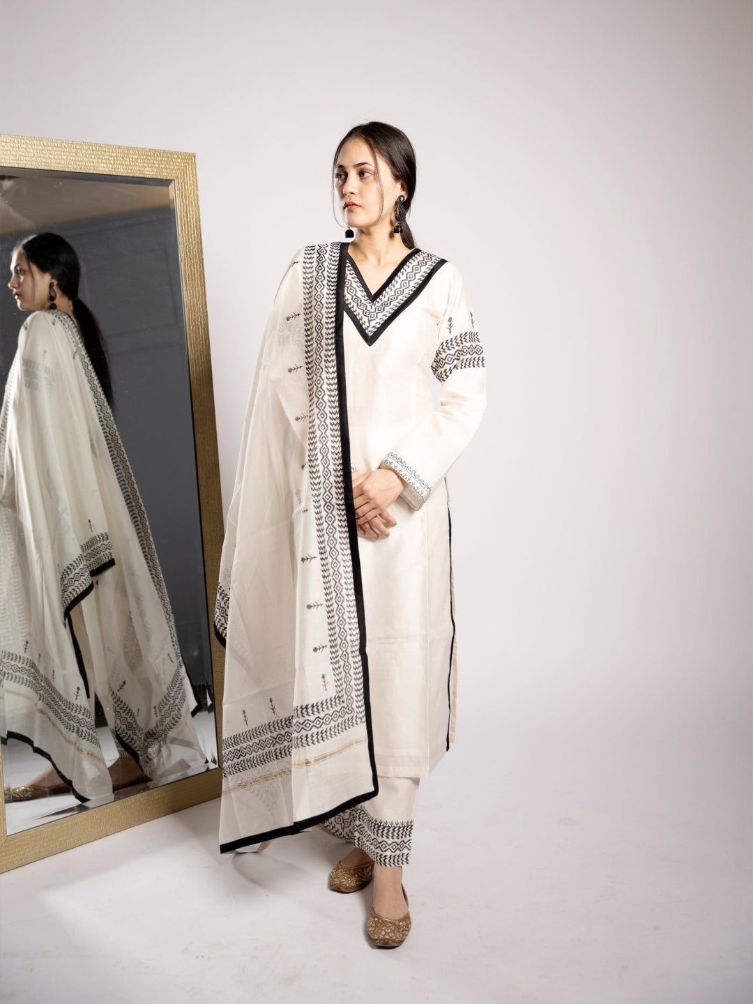 

GoSriKi Geometric Printed V-Neck Straight Kurta With Trousers And Dupatta, White
